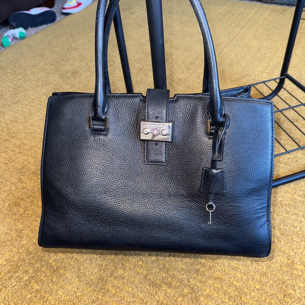 MICHAEL Michael Kors Black Shoulder Bag with Sleek Design